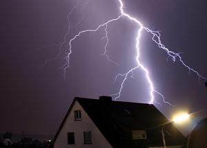 Blitz am Himmel über einem Haus
