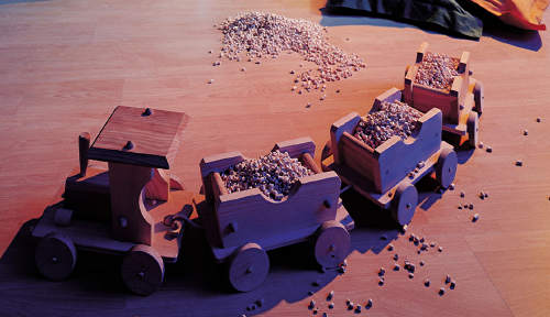 Spielzeug-Eisenbahn aus Holz mit Pellets beladen