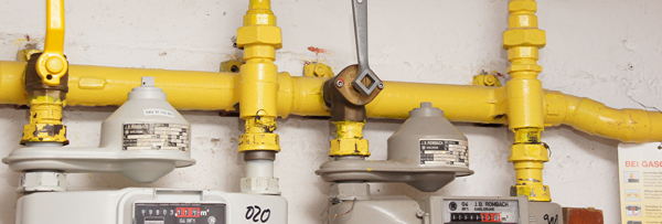 Zwei Gaszähler mit gelben Gasleitungen