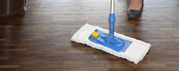 Foto: Bodenpflege mit Wischmopp auftragen