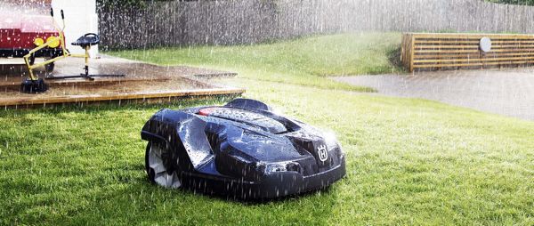 (Foto: Mähroboter während eines Sommerregens) 