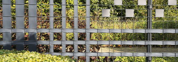 Foto: Zaun mit verschiedenen Dekor-Elementen