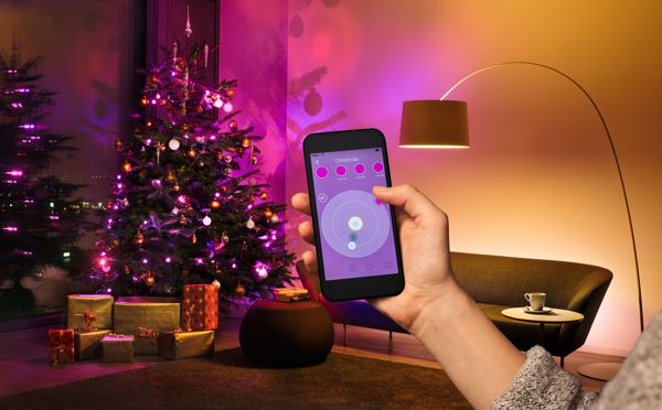 (Foto: Weihnachtsbaumbeleuchtung steuern mit der Lightify-App) 