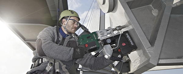 Foto: Arbeiter mit Metabo-Maschine an Brückenkonstruktion
