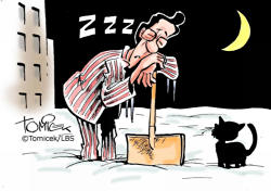 Karikatur Mann im Schlafanzug mit Schneeschaufel