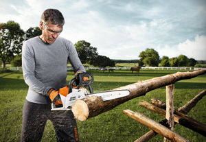 Mann errichtet Holzzaun