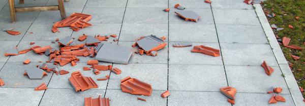 (Foto: Heruntergewehte Dachziegel auf einer Terrasse) 