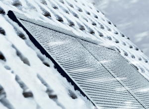 Dachfläche mit Schnee bei geschlossenem Rollladen
