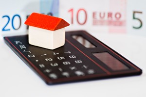 Symbolbild Taschenrechner, Geld und Haus