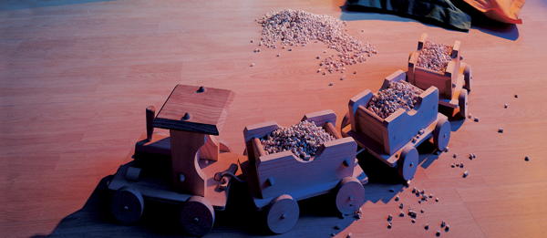 Spielzeug-Eisenbahn aus Holz mit Pellets beladen