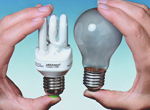 Symbolfoto Hände mit Glühlampe und Energiesparlampe