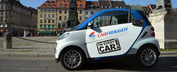 Foto: Smart mit Fahrzeugfolien vor Stadtkulisse