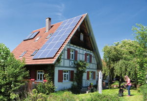 Altbau mit Solarpaneelen auf dem Dach