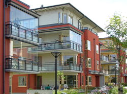 Fassade mit einzelnen verglasten Balkonen von außen gesehen