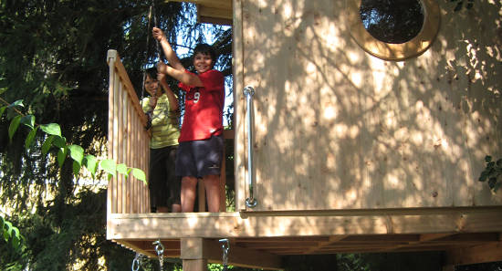 Zwei Jungen auf der Plattform eine Baumhauses