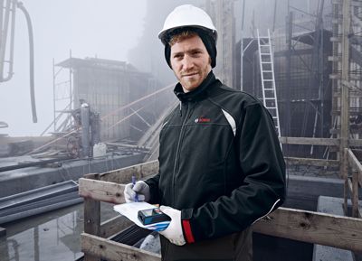 (Foto: Mann mit heizbarer Jacke auf einer Winterbaustelle) 