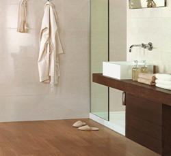 Badezimmer mit Holzdekor-Fliesenbelag