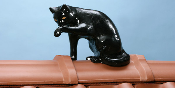 Katze aus Keramik als Firstfigur
