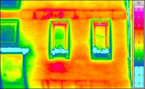 Thermografie zeigt Wärmeunterschiede einer Fassade