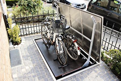 (Foto: Versenkbarer Fahrrad-Unterstand mit zwei Rädern) 