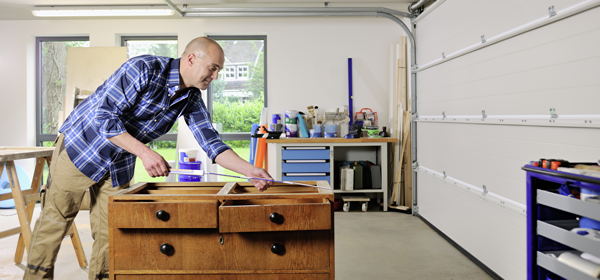 Foto: Mann arbeitet in Garagen-Werkstatt