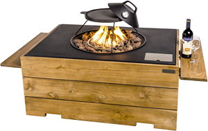 Feuerstelle mit Holzverkleidung