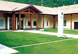 Haus mit Rasen-Abstellfläche