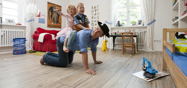 Foto: Vater spielt mit Kindern auf Disano-Boden