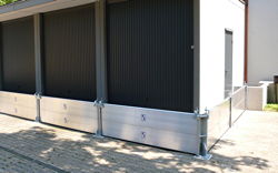 Garagen mit Barriere aus Aluminium-Balken