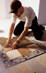 Mann beim Verlegen eines Mosaiks
