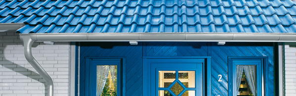Foto: Blaues Dach, blaue Fassade und silberne Dachrinne