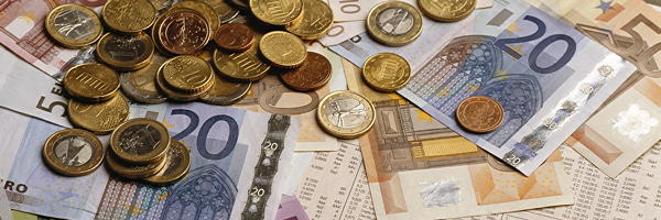 Symbolfoto Geld mit Euro-Münzen und Scheinen