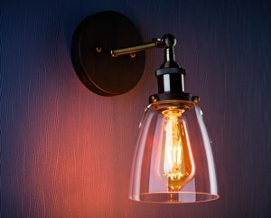 LED-Filamentlampe in einer gläsernen Wandleuchte