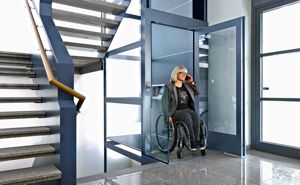 Aufzug mit Rollstuhlfahrerin
