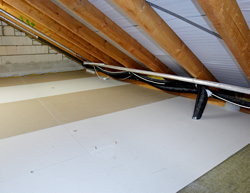 Volflächige Gipsplattenlage auf dem Dachboden