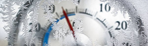Thermometer mit Eisblumen auf der Abdeckung