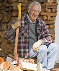 Mann mit Axt beim Holzhacken
