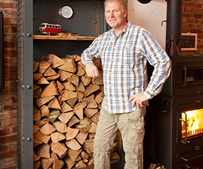 Werner Severin mit seinem Brennholz-Aufzug