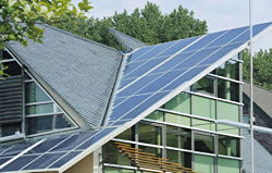 Dachflächen mit Schieferdeckung und Solarmodulen