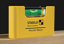 Stabila Pocket Basic auf Kantholz