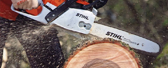 Stihl Motorsäge teilt einen Baumstamm