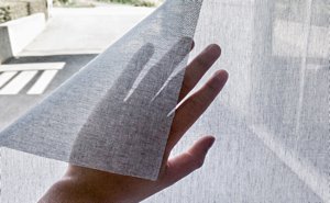 Textilen Sichtschutz an die Fensterscheibe kleben