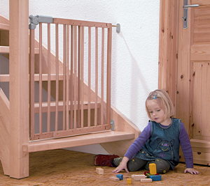 Kind mit Treppenschutzgitter