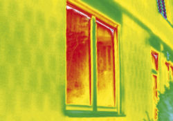 Detail-Thermografie eines Fensters mit hohem Wärmeverlust