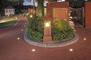 Abendszene mit LED-Steinen in einem Gartenweg