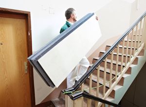 Dachbodenelement auf der Treppe tragen