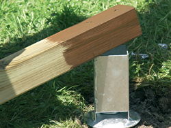 Pfostenende mit Holzschutzmittel streichen
