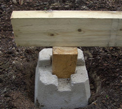 Fundamentstein mit Ausgleichsstück und Lagerholz