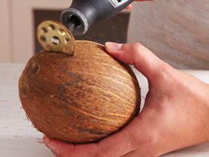 Kokosnuss-Schale auftrennen