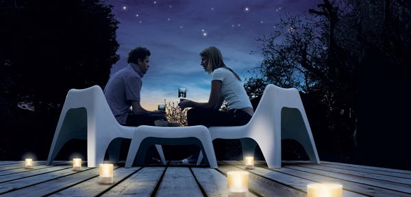 Paar auf der Terrasse mit elektrischen Windlichtern